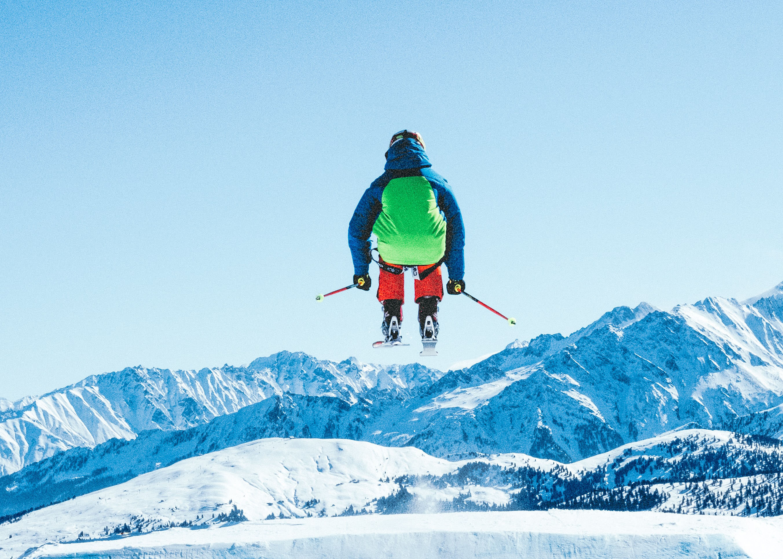 Persona con un ski en la nieve