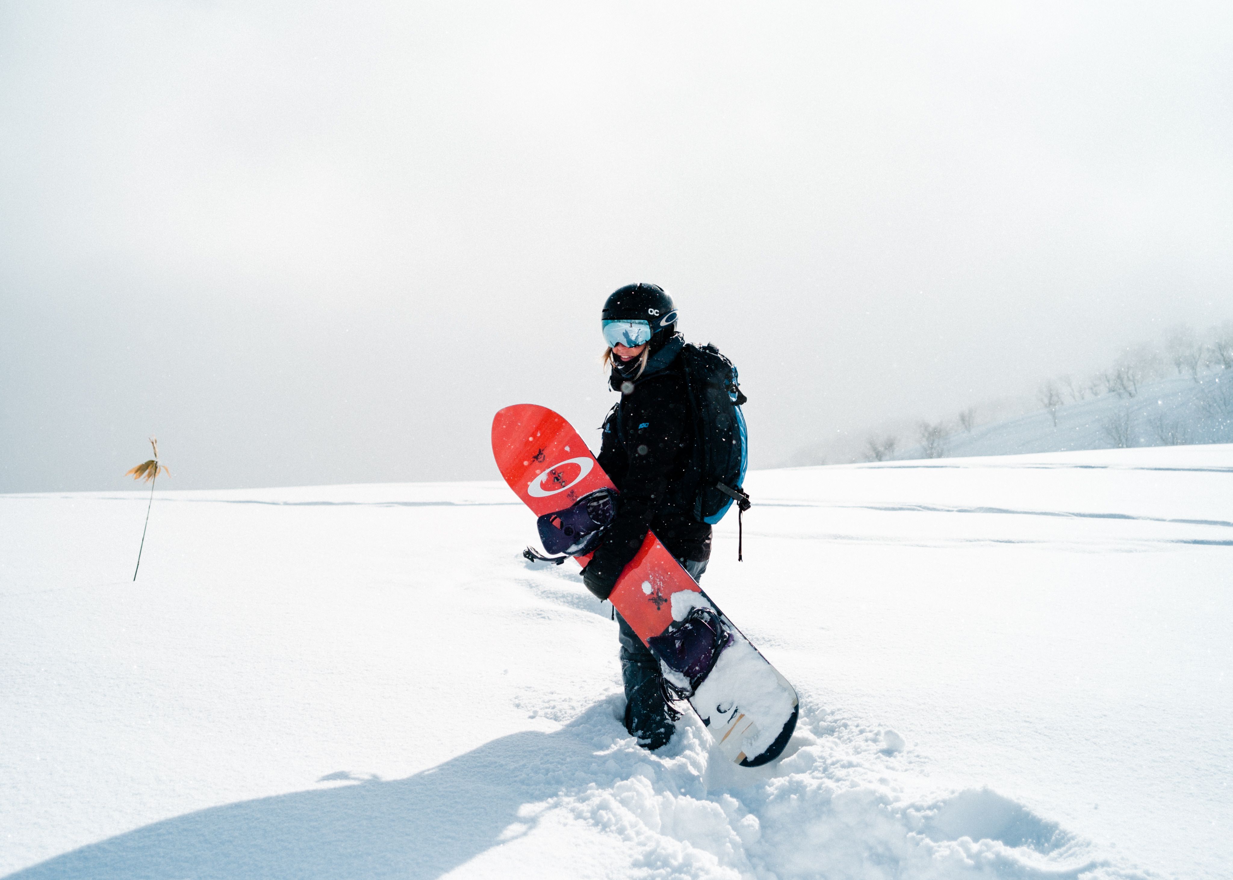 Persona con un snowboard en la nieve